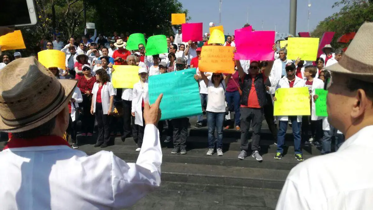 Médicos se manifiestan en Plaza de Armas